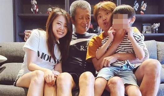 林秋楠妹妹压腿照片,展现青春活力与优雅身姿